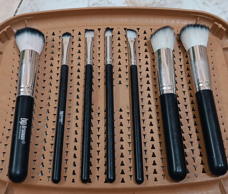 7 MAKEUP BRUSHES