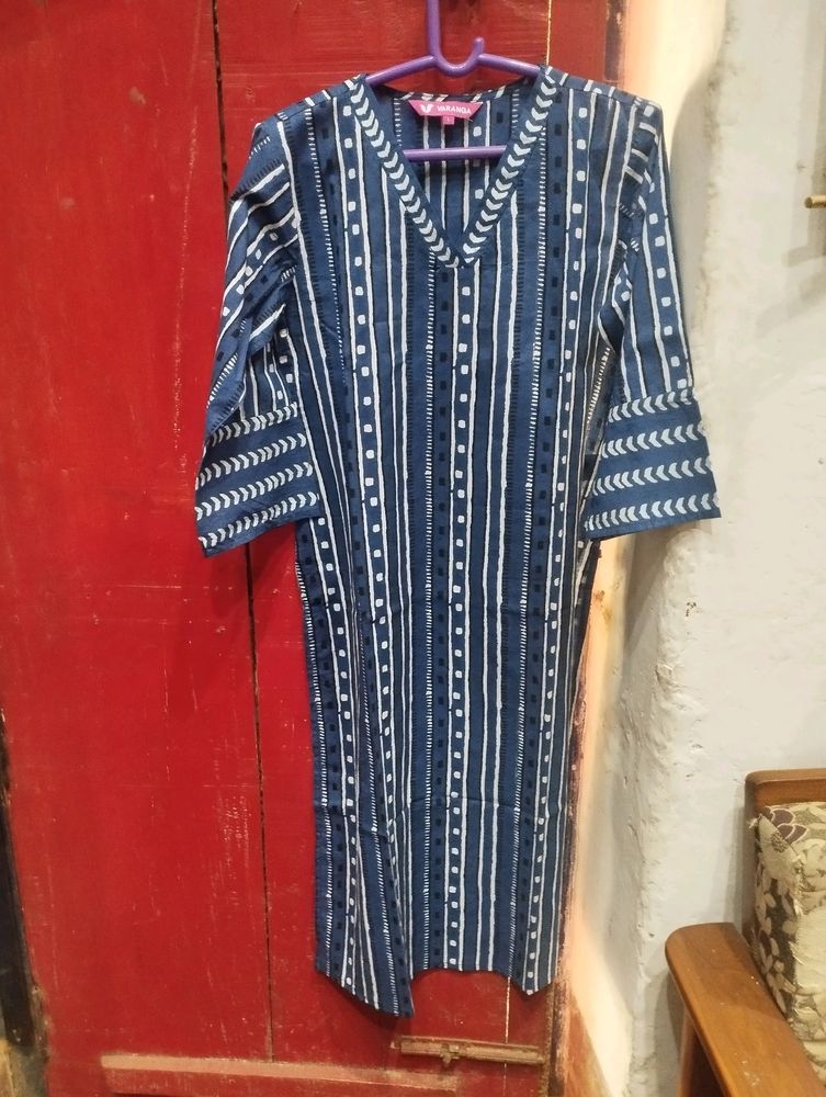 Varanga Blue And White V Neck Kurta