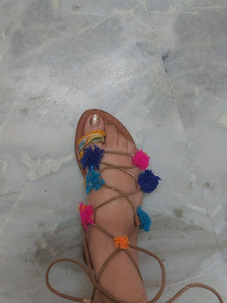 Cute Pom Multicolour Flats With High Knots