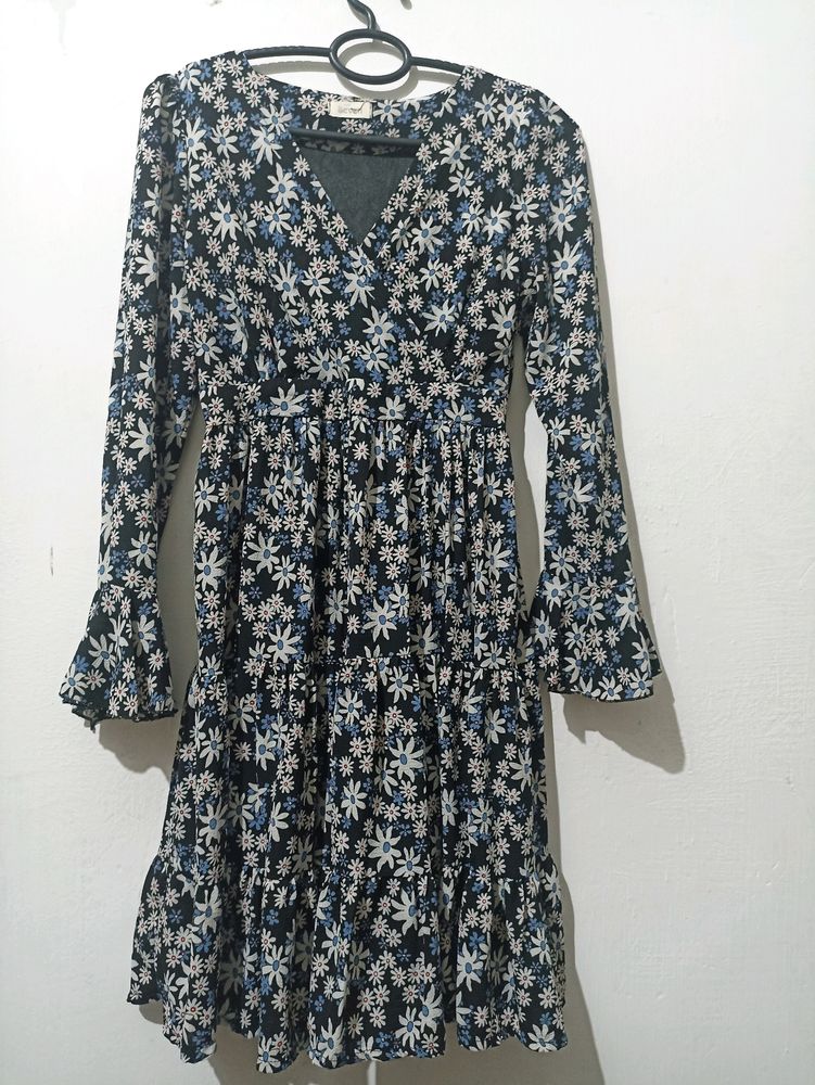 Beautiful Floral Dress 💙🖤🤍