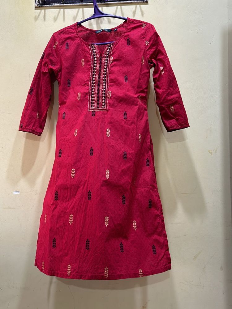 Avaasa Red Kurta Size M