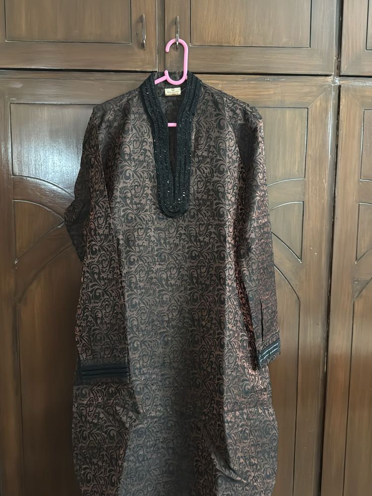 Manyavar Mens Kurta Pyajama Chunni Set