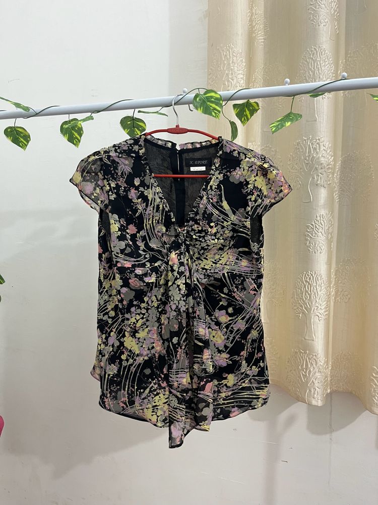 Floral top With Tie Detail