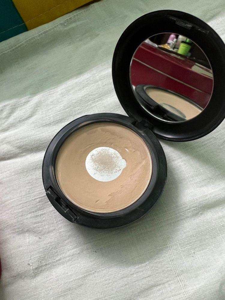 M.A.C Studio Fix Powder Plus Foundation -C40 (15g)