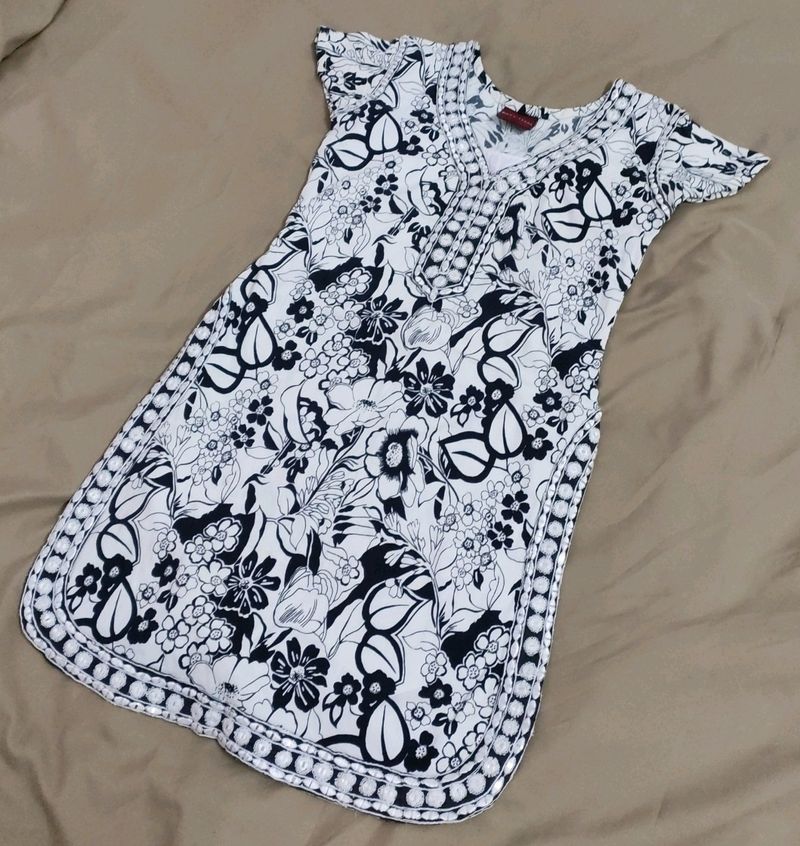 A Beautiful Black & White Kurta With Mirror work