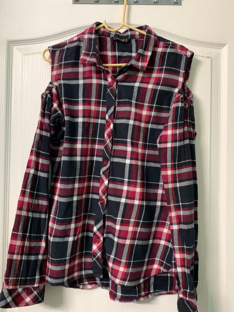 Cold shoulder shirt, checks black and red