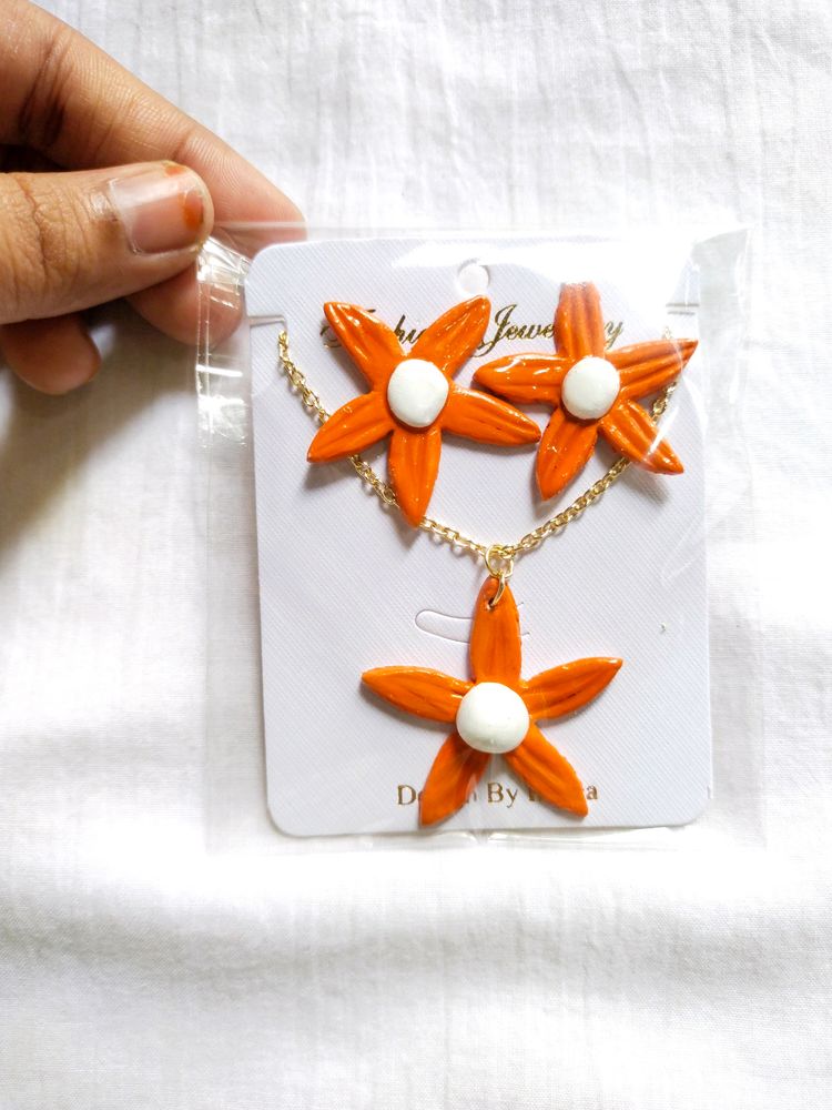 Price Drop❗😍 Orange Cute Flower Set ✨🦋