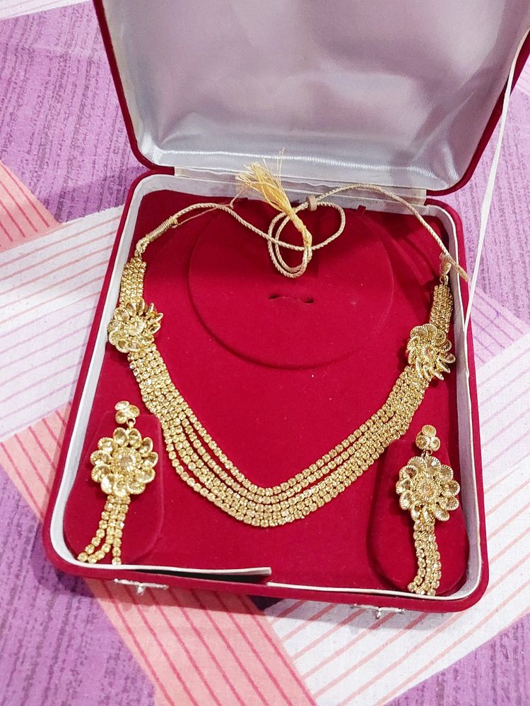 beautiful golden necklace with beautiful earing no used very nice and shinny stones