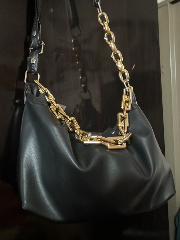 Black classy slingbag