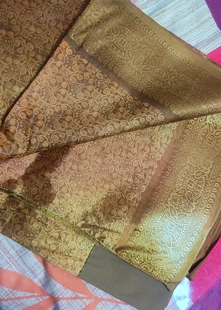 📌SALE📌Golden print Classy Saree