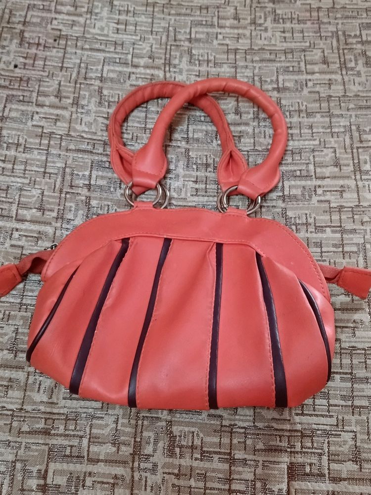 Stylish Pre-owned Handbag in Excellent Condition