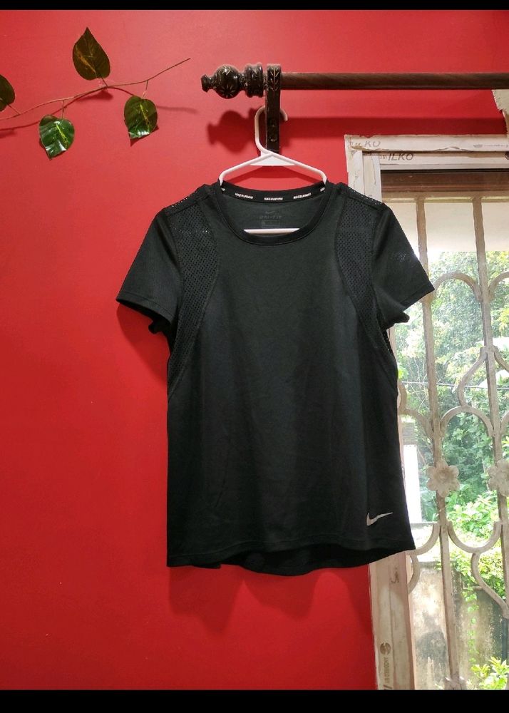 Nike Dry Fit T-shirt In Size M