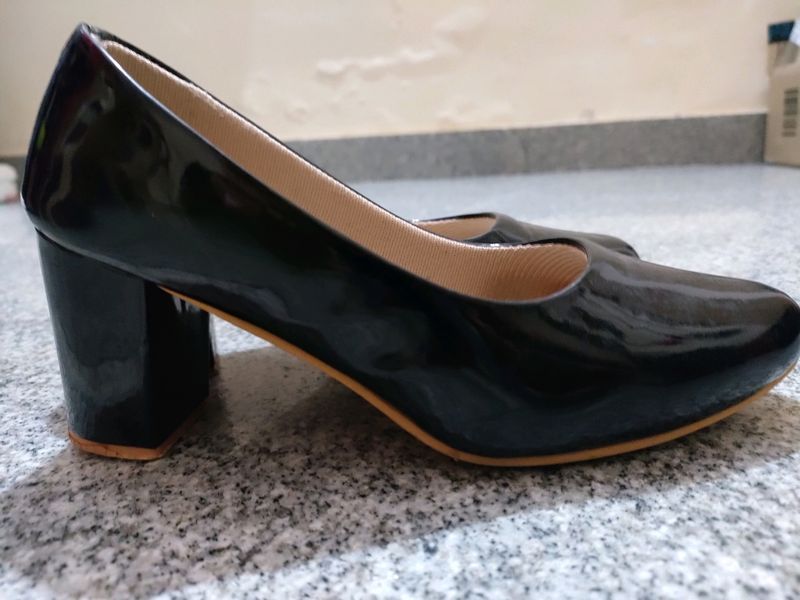 Shoetopia Women Black Solid Pumps