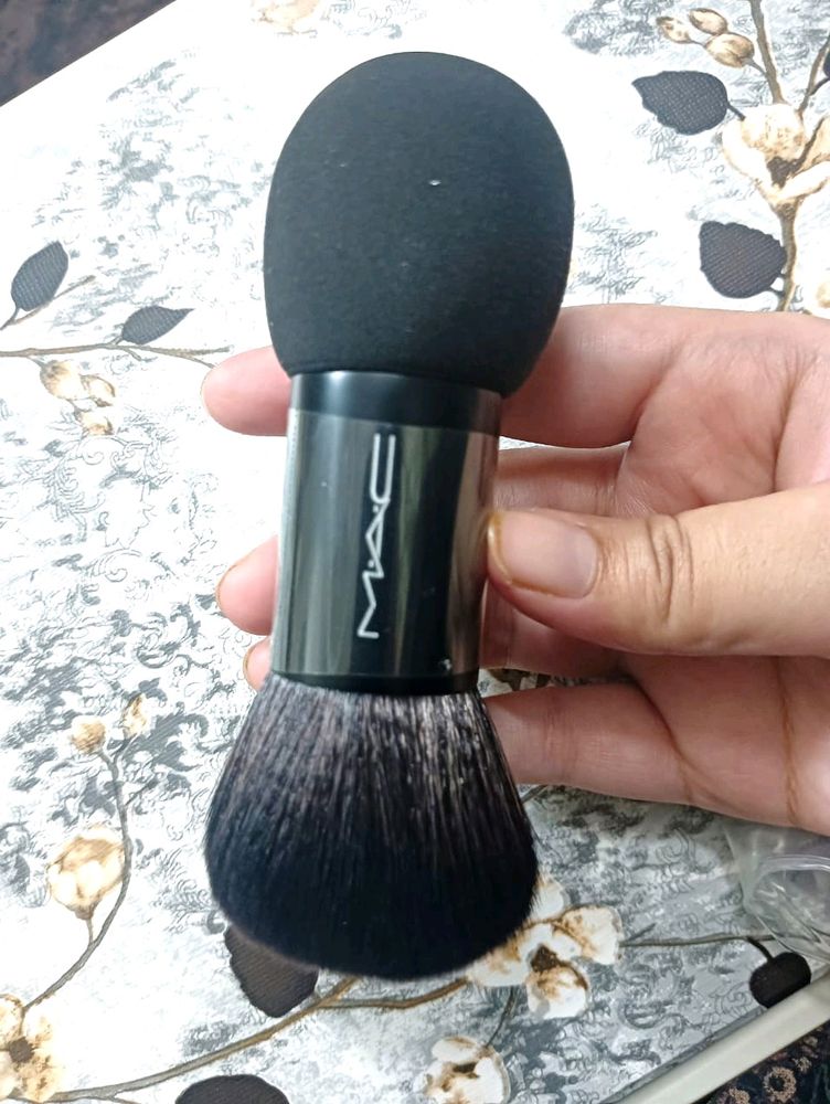 MAC foundation duo brush