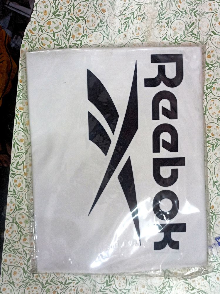 Reebok T-shirt Size L