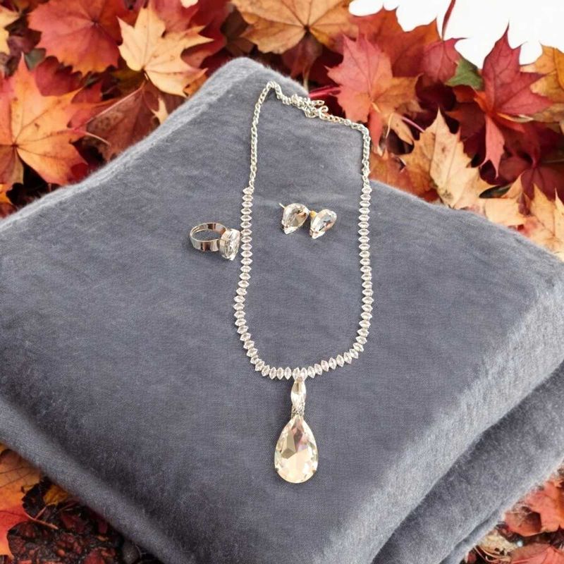 Glass Stone Necklace Set.