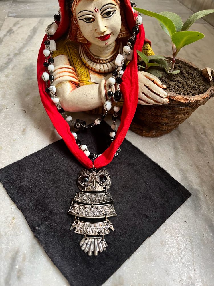 An Own Neckpiece with a long beads necklace