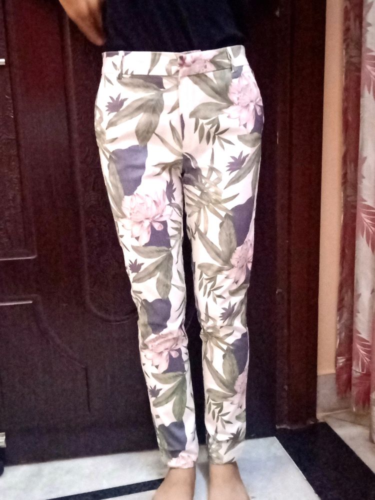 New🥳  Creamy floral Print Pants 🌸