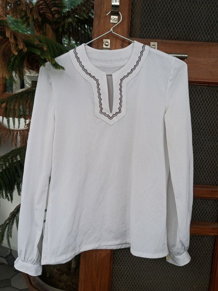 White Top With Beautiful Neckline - M/L