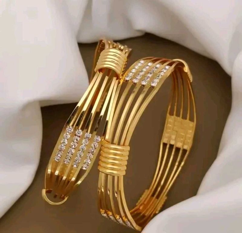 CUBIN ZIRCONIA DIAMOND GOLD PLATED BANGLE