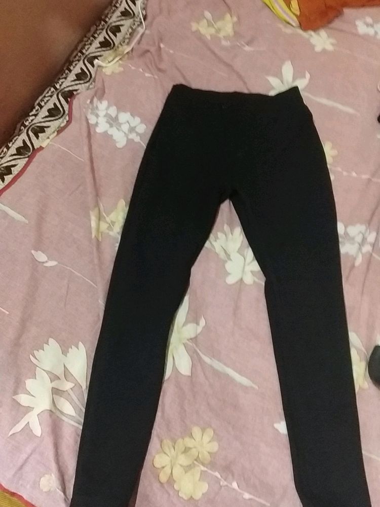 A Vibrant Black Jeggings ( Jeans)