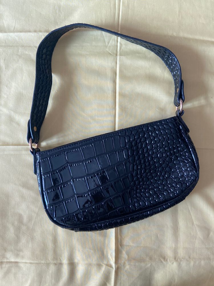 Black single belted shoulder purse