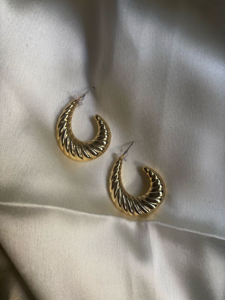 Flat croissant earrings (gold finish)