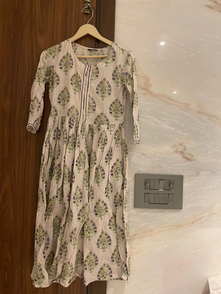 Ajio White Floral Printed Cotton Kurta In Xs