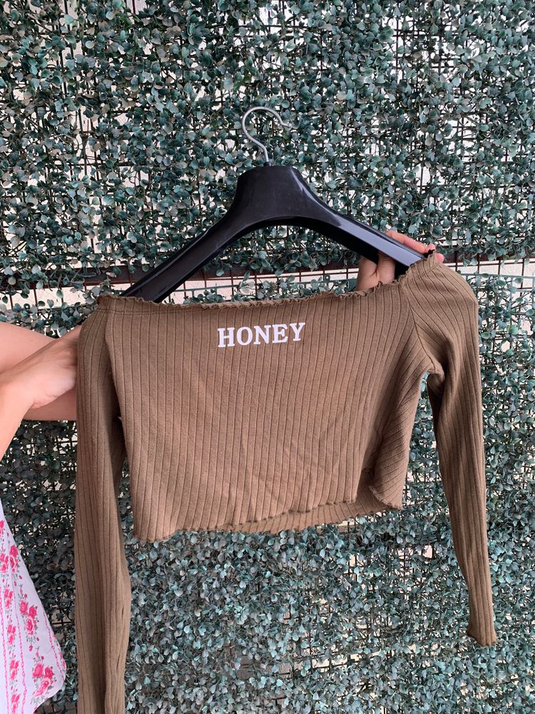 Off shoulder HONEY 🍯 crop top