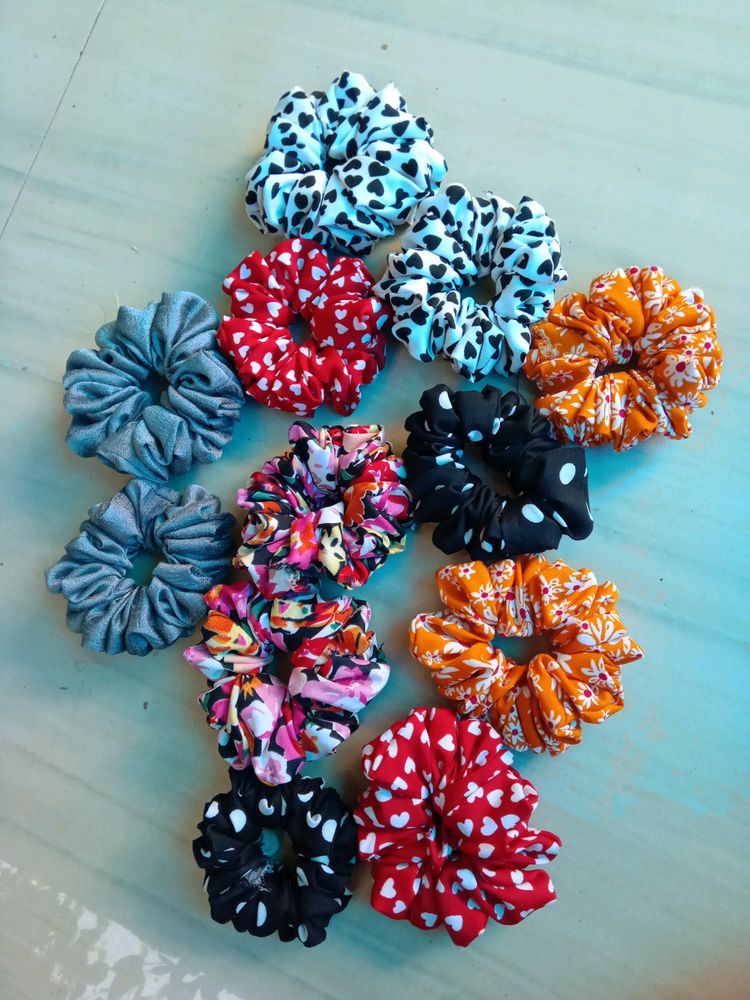 4 Handmade Scrunchies❤️