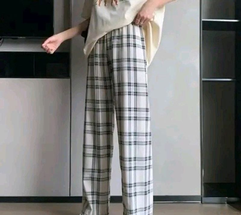 Women stylish check trouser