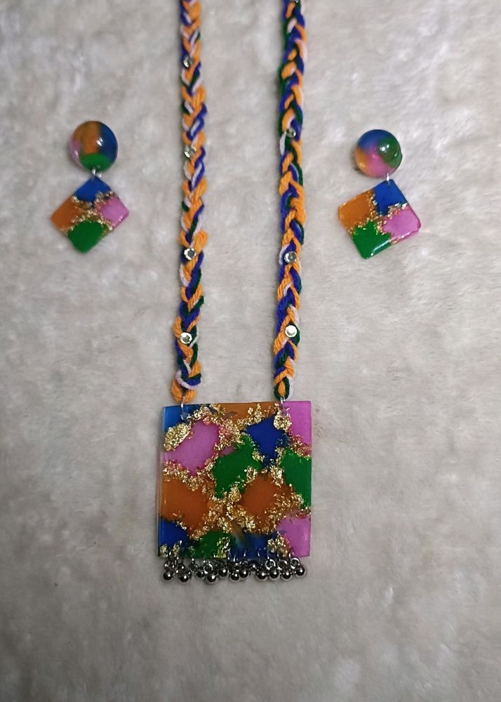 Resin Neckpiece With Earrings