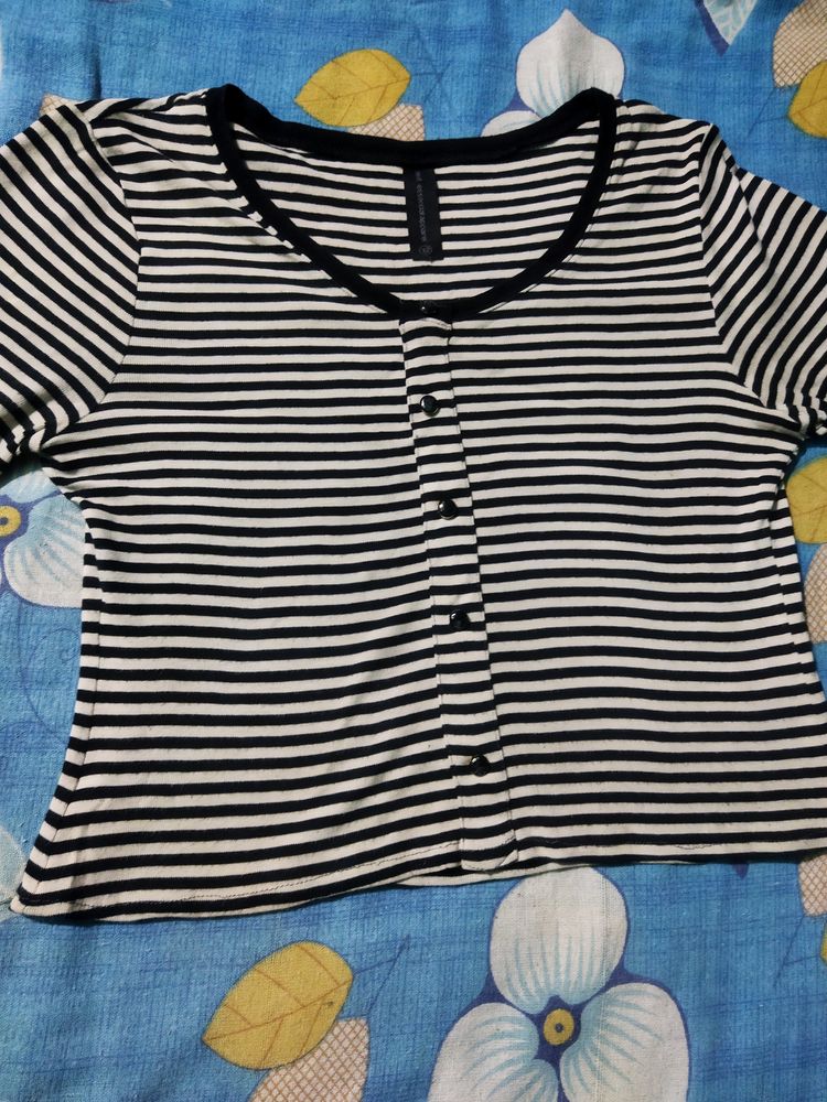 Black And White Stripes Basic Top .