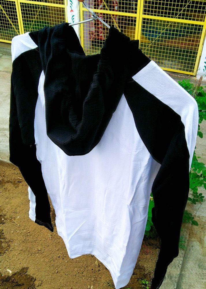 New Black An White T-shirt With Hood