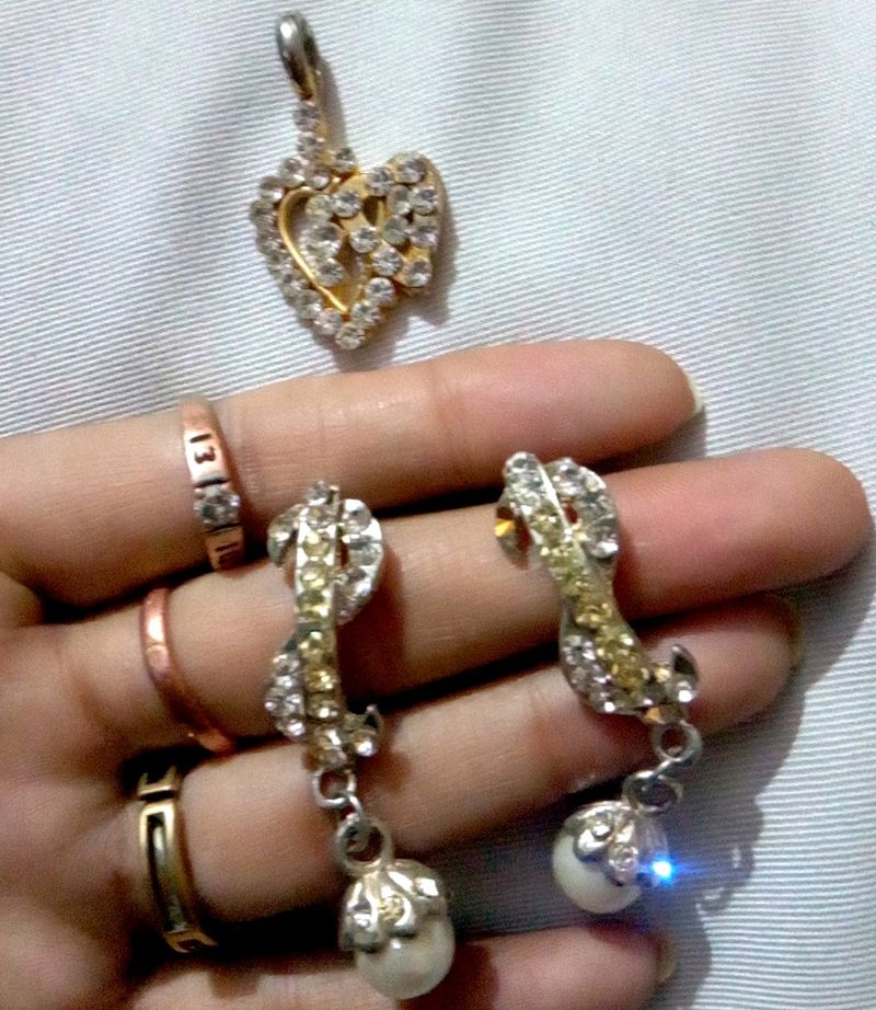 EARRINGS WITH HEART SHAPE LOCKET