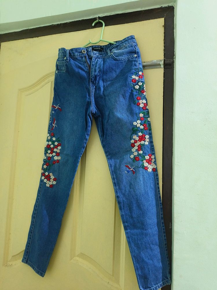 Trendyol Embroidered Jeans