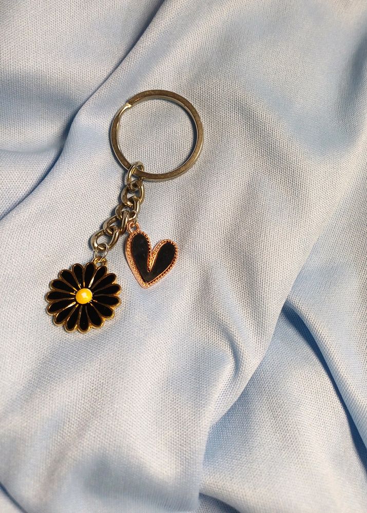 Aesthetic Daisy Black Keychain  🖤 ✨️