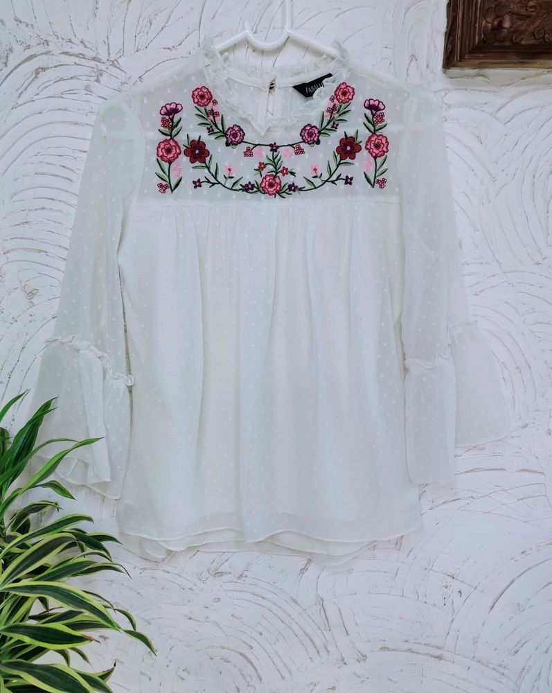 💐Embroidered White Top 🤍