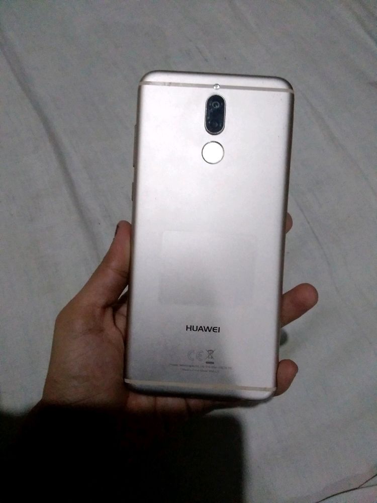 Huawei Mate 10 Lite.