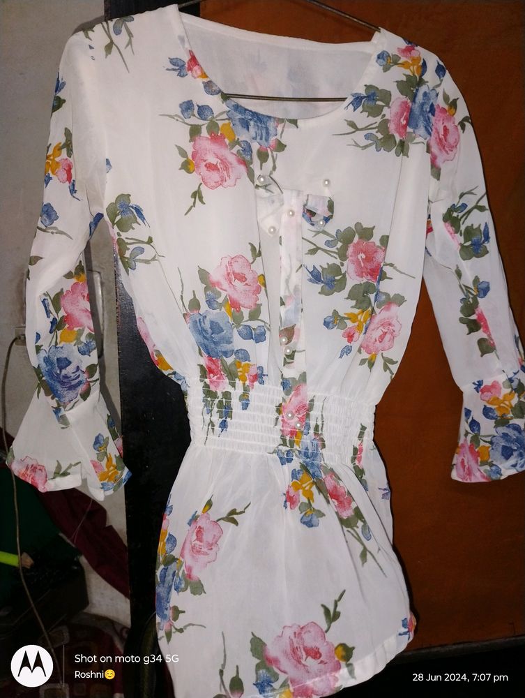 BEAUTIFUL WHITE 🤩 FLORAL TOP 🏵️🌺