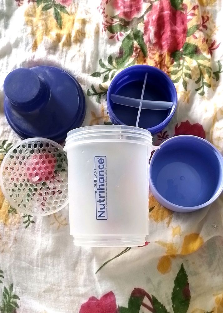 Blender Bottle With Supplements Compartment & Cup