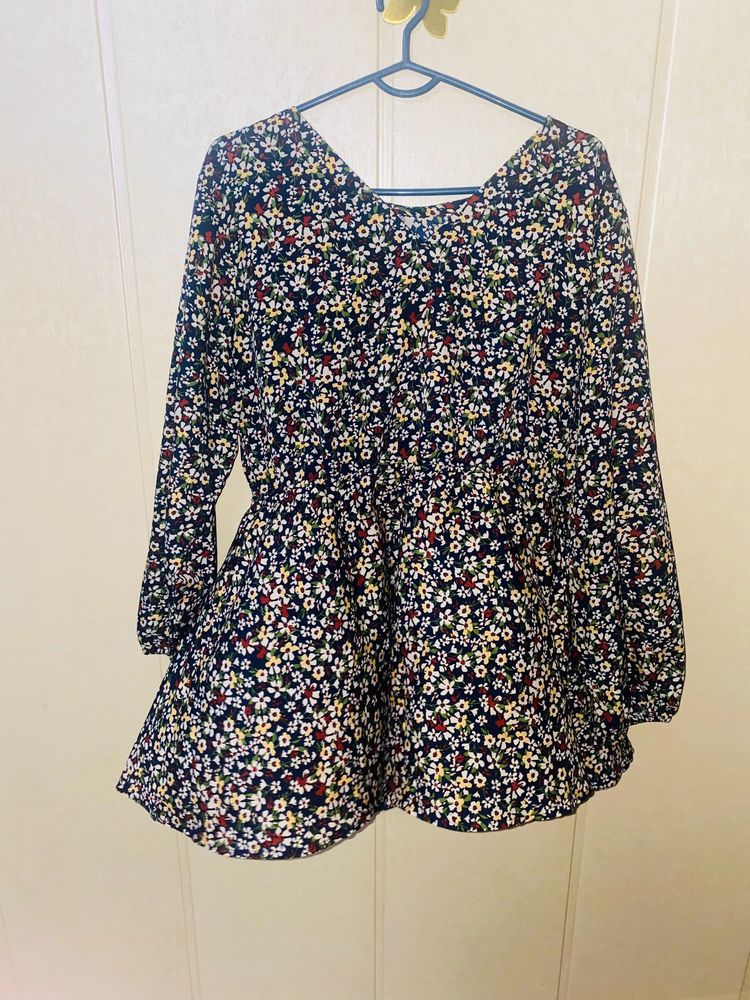 Top With Floral V Neck.