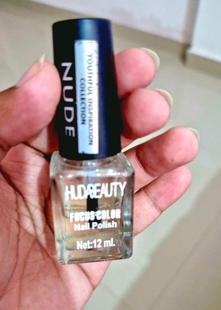 TRANSPARENT GLOSSY NAIL POLISH