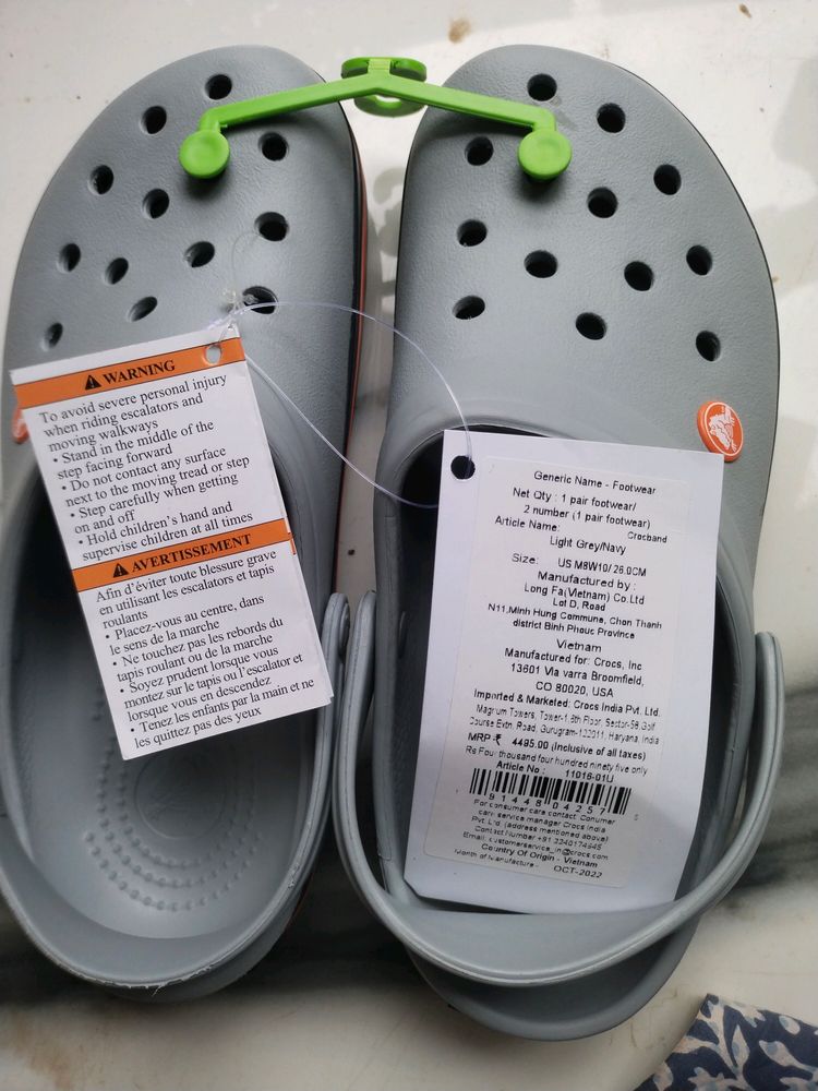 NEW WITH TAG CROCS UNISEX FOOTWEAR