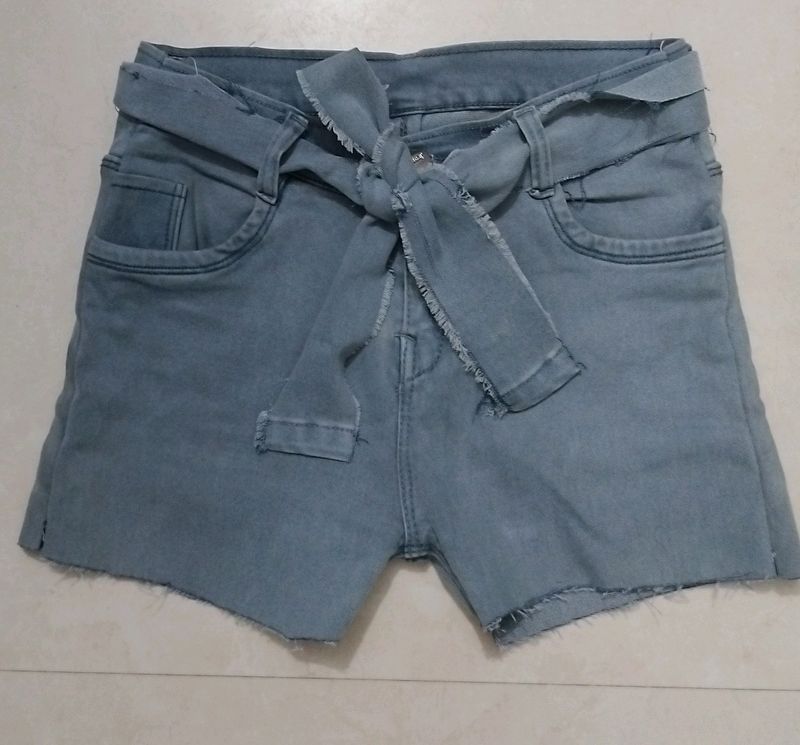 Cute Nodd Belt Shorts