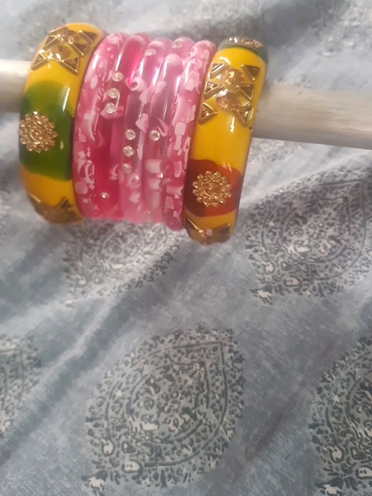 5 Plastic Kade And Two Glass Bangles