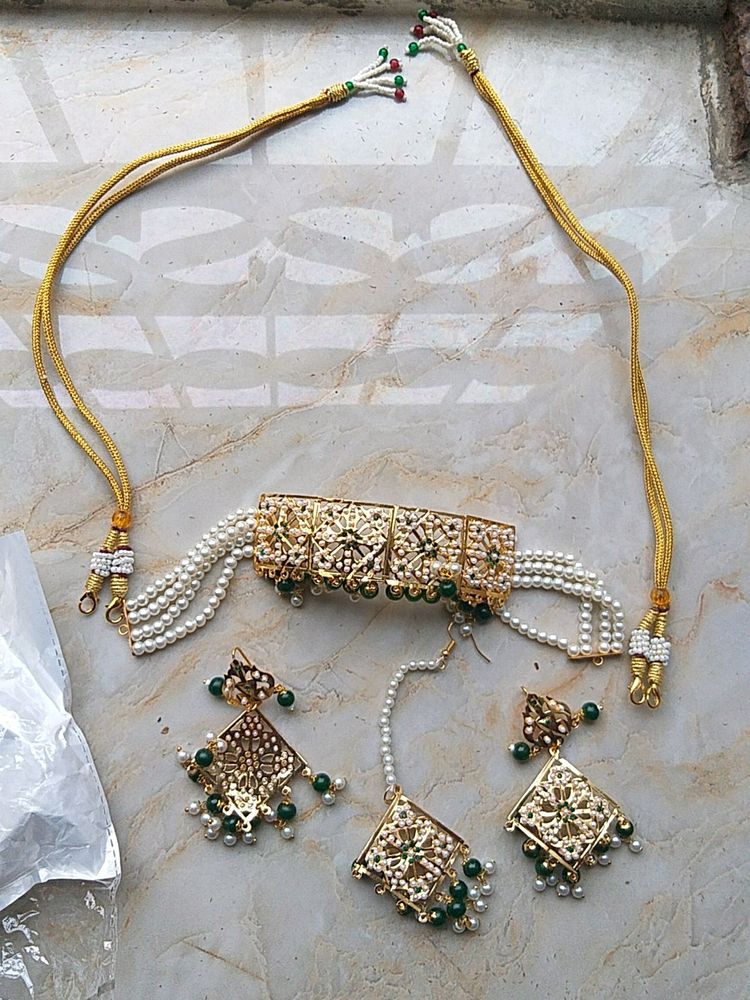 Gold en Jewellery (Earrings, Necklace & Mantasa)