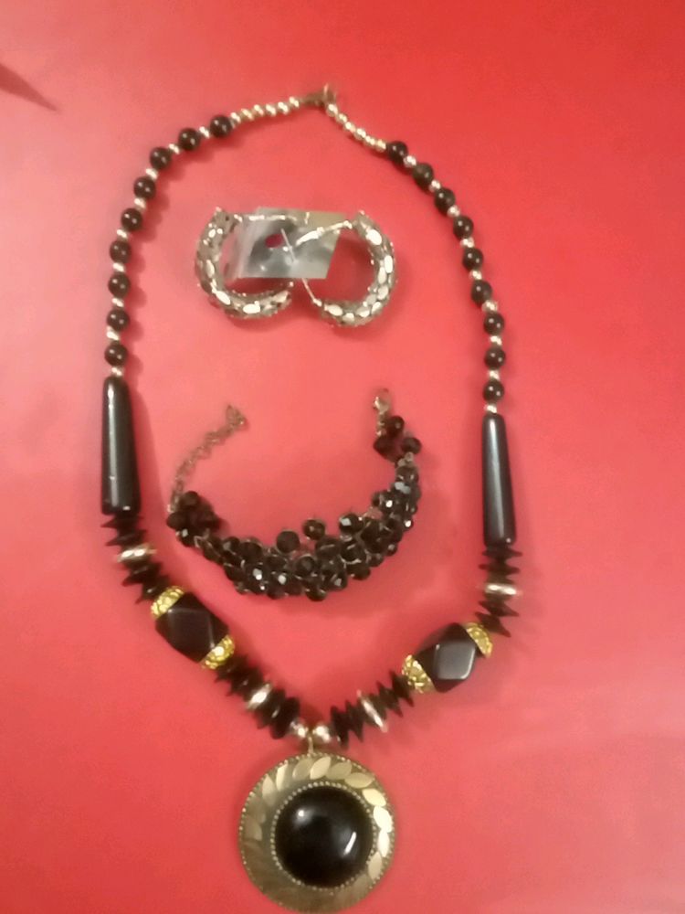 Necklace ,Earings ,Brecelete