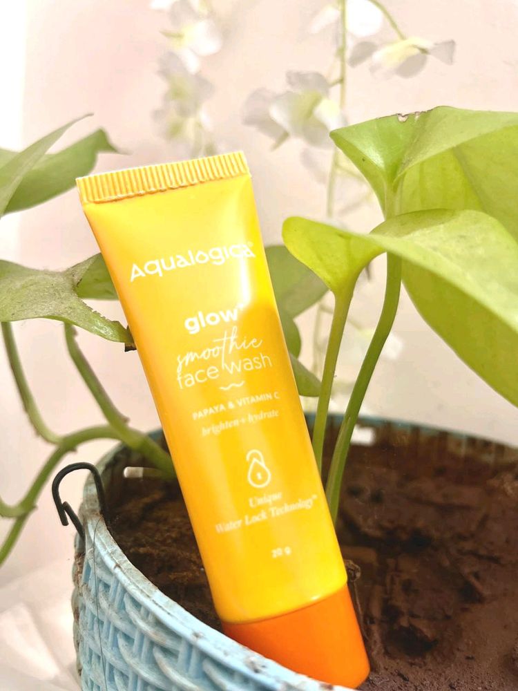 Aqualogica Glow+ Smoothie Face Wash