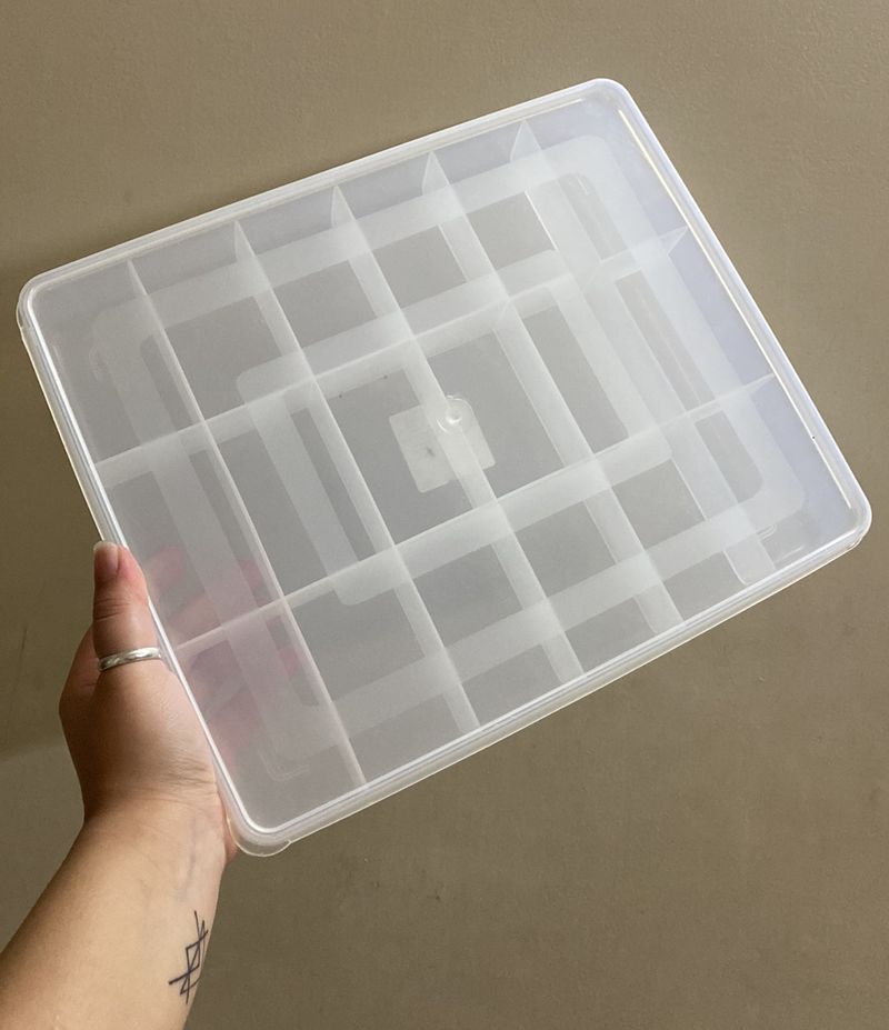 TRANSPARENT COMPARTMENT BOX